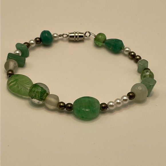Handmade Emerald Green Lampwork Glass Bracelet - Boho Pearls & Artisan Beads 🌿 - Picture 4 of 6